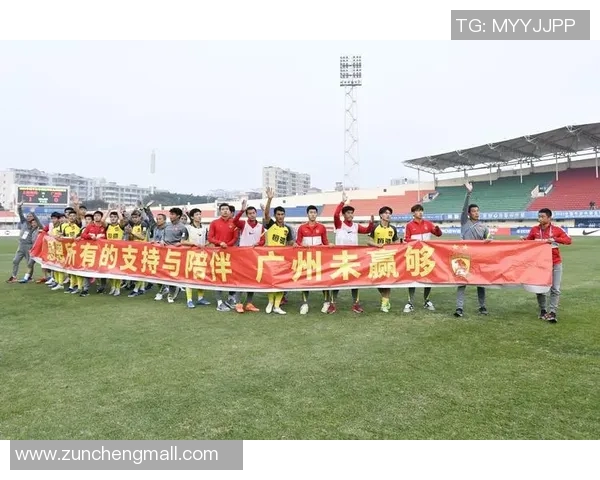 广州足球队实力引发热议球迷观点各异引发讨论